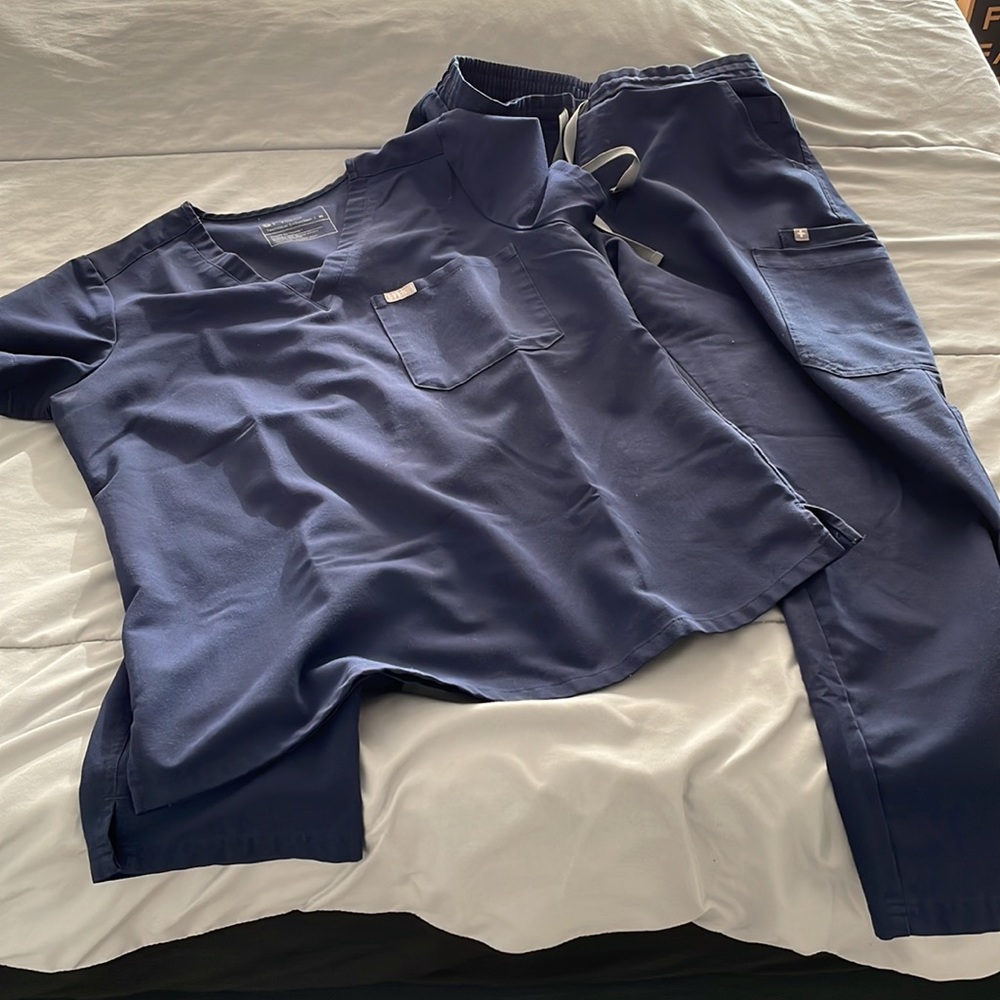 Only worn a few times. Figs scrub set in navy. Still look brand new.
